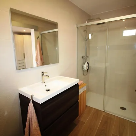 Moderno Y Renovado A 50m De La Playa En Llanca, Con 3 Y Balcon - Es-228-68 *
