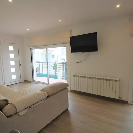 Apartment Moderno Y Renovado A 50m De La Playa En Llanca, Con 3 Y Balcon - Es-228-68 Llanca