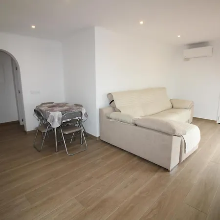 Moderno Y Renovado A 50m De La Playa En Llanca, Con 3 Y Balcon - Es-228-68