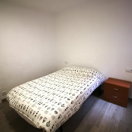Moderno Y Renovado A 50m De La Playa En Llanca, Con 3 Y Balcon - Es-228-68