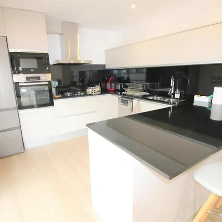 Moderno Y Renovado A 50m De La Playa En Llanca, Con 3 Y Balcon - Es-228-68 *