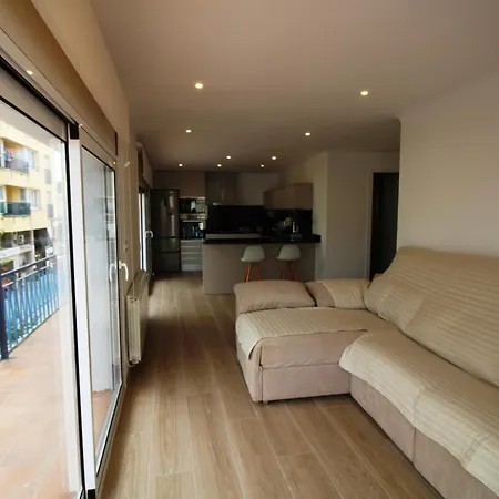 Moderno Y Renovado A 50m De La Playa En Llanca, Con 3 Y Balcon - Es-228-68 Llanca