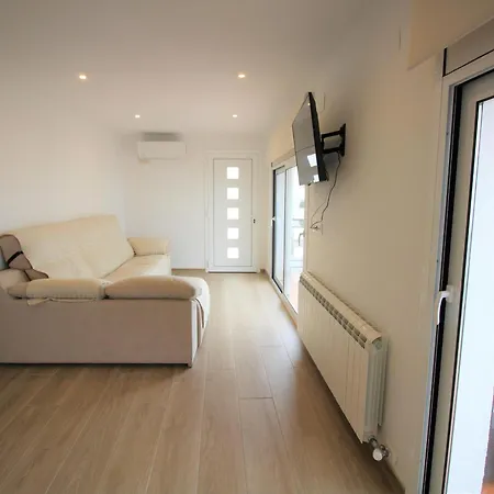 Moderno Y Renovado A 50m De La Playa En Llanca, Con 3 Y Balcon - Es-228-68 Llanca